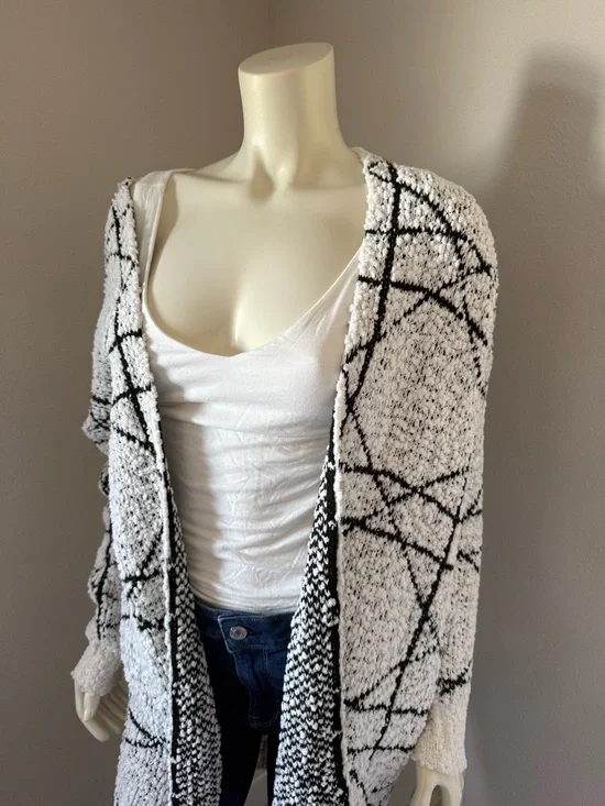 White & Black Geometric Open-Front Women’s Cardigan Sweater - Picture 2 of 5
